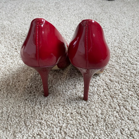 Size 8.5 Guess Heels in Cherry Red 👠 - Picture 2 of 6